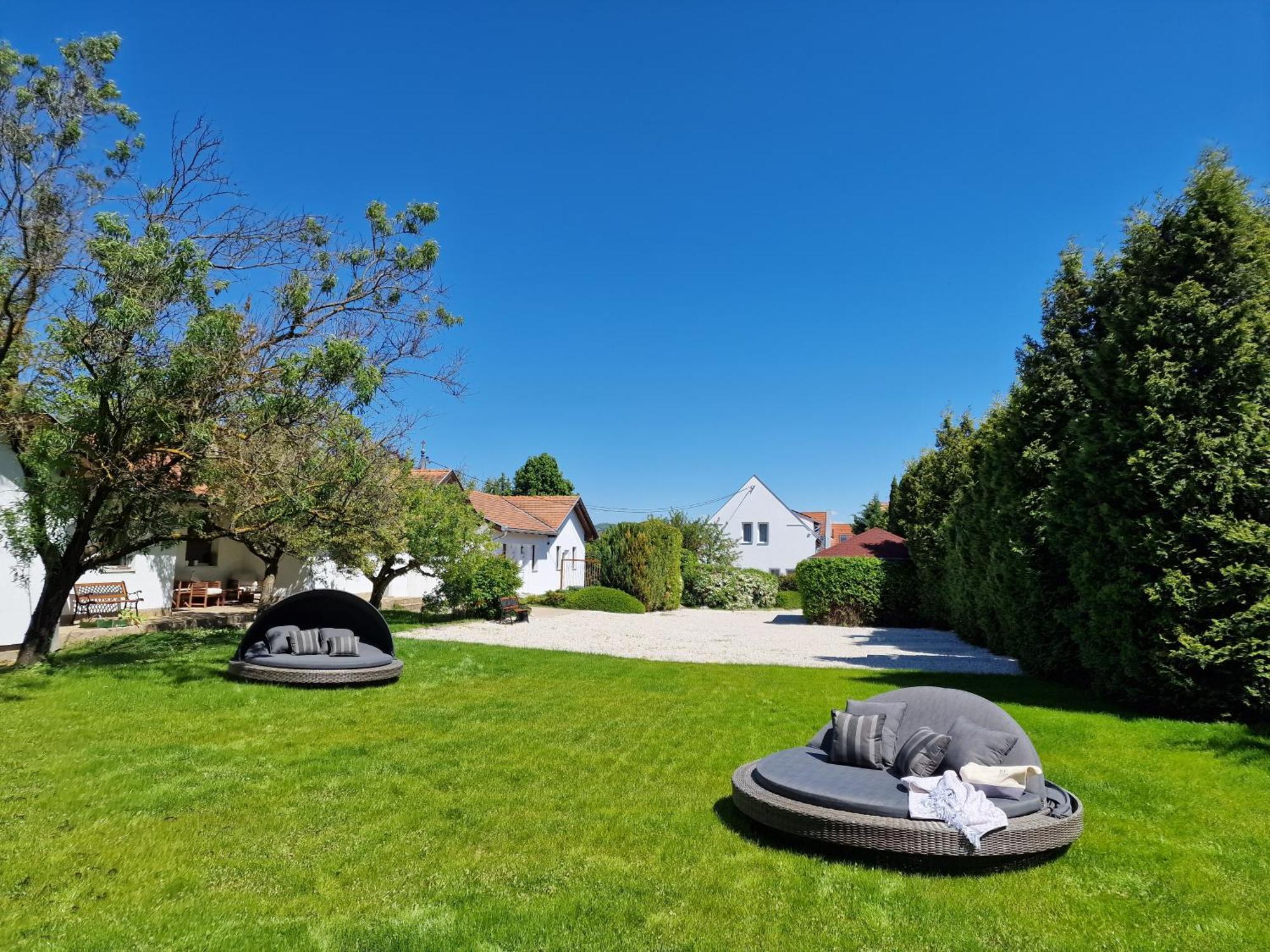 The Secret Garden - Keszthely Bed & Breakfast エクステリア 写真