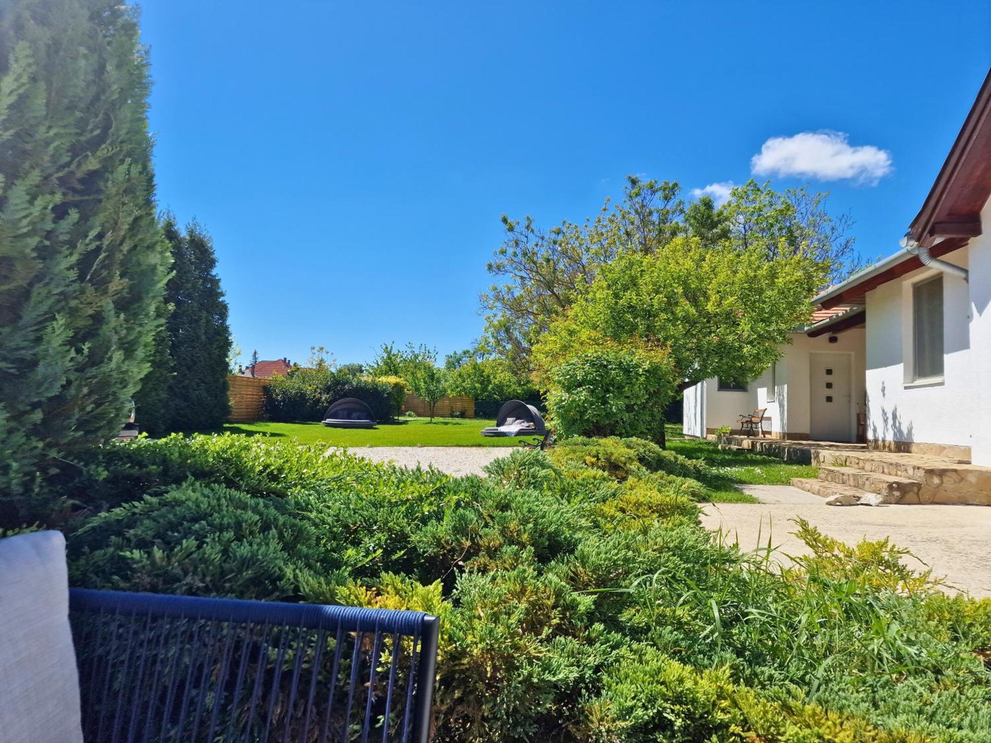 The Secret Garden - Keszthely Bed & Breakfast エクステリア 写真