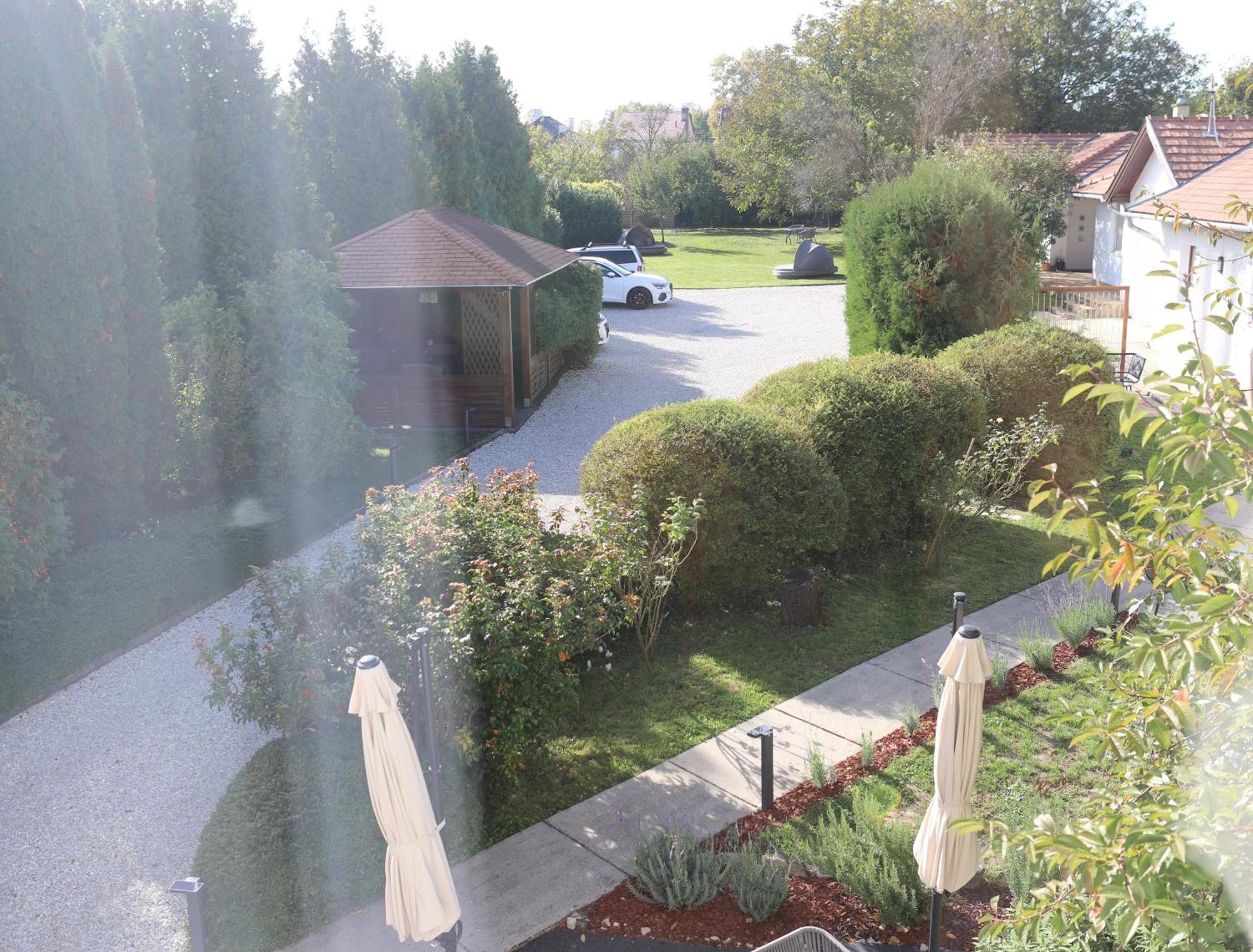 The Secret Garden - Keszthely Bed & Breakfast エクステリア 写真